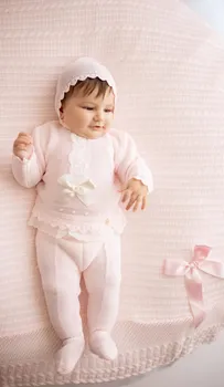 חליפה ורודה עם כובע